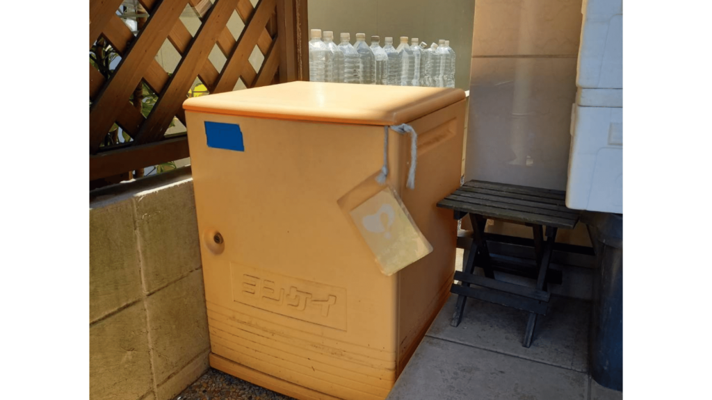 屋外に置かれたヨシケイ鍵付き安心BOX