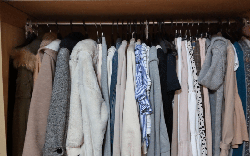 クローゼットにかけられた衣類