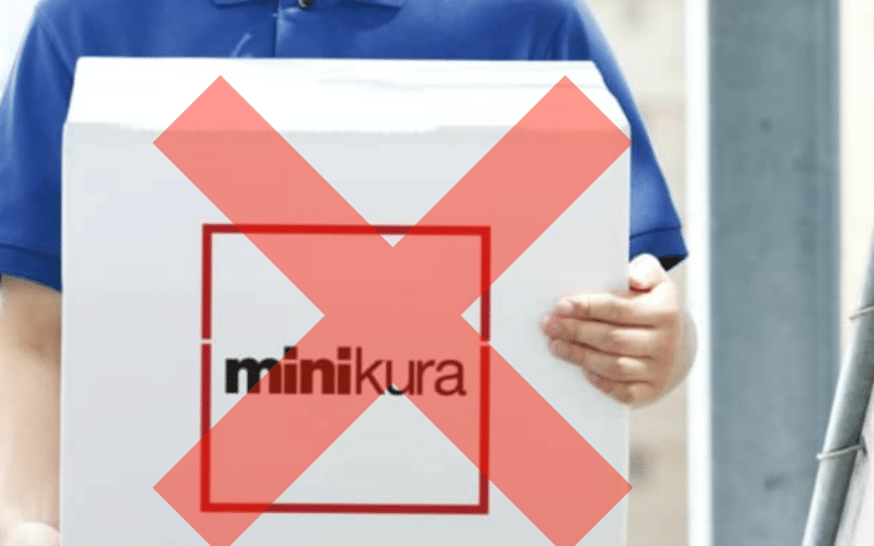 minikuraの箱を持つ作業員とばつ印
