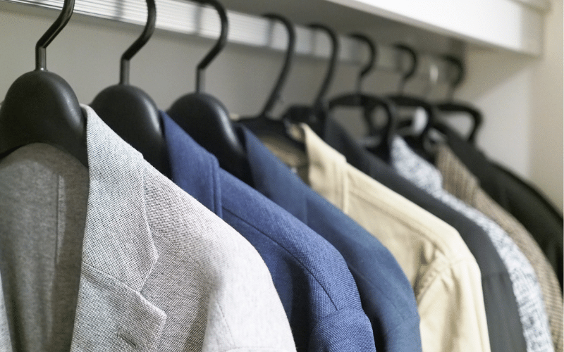 クローゼットに収納されたスーツ